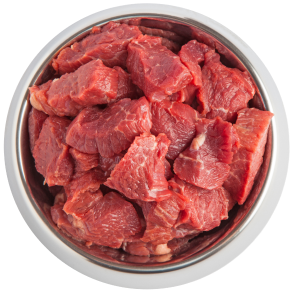 Futternapf gefüllt mit rohem Fleisch